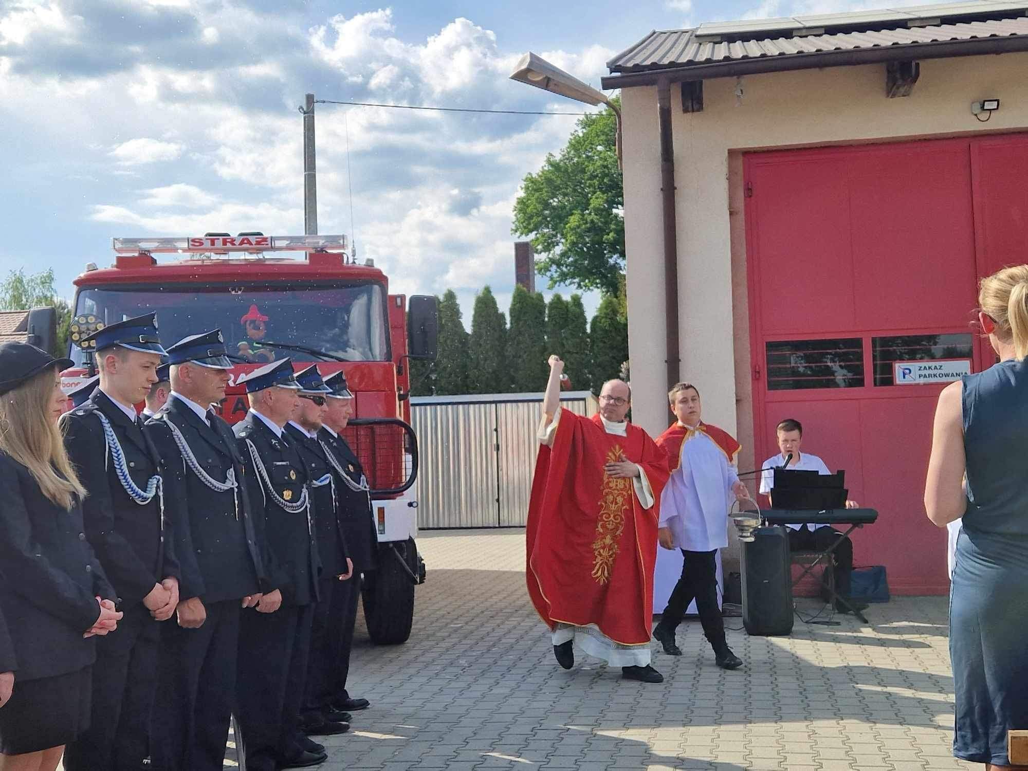 Poświęcenie figury św. Floriana i wozu bojowego w Kałkowskim