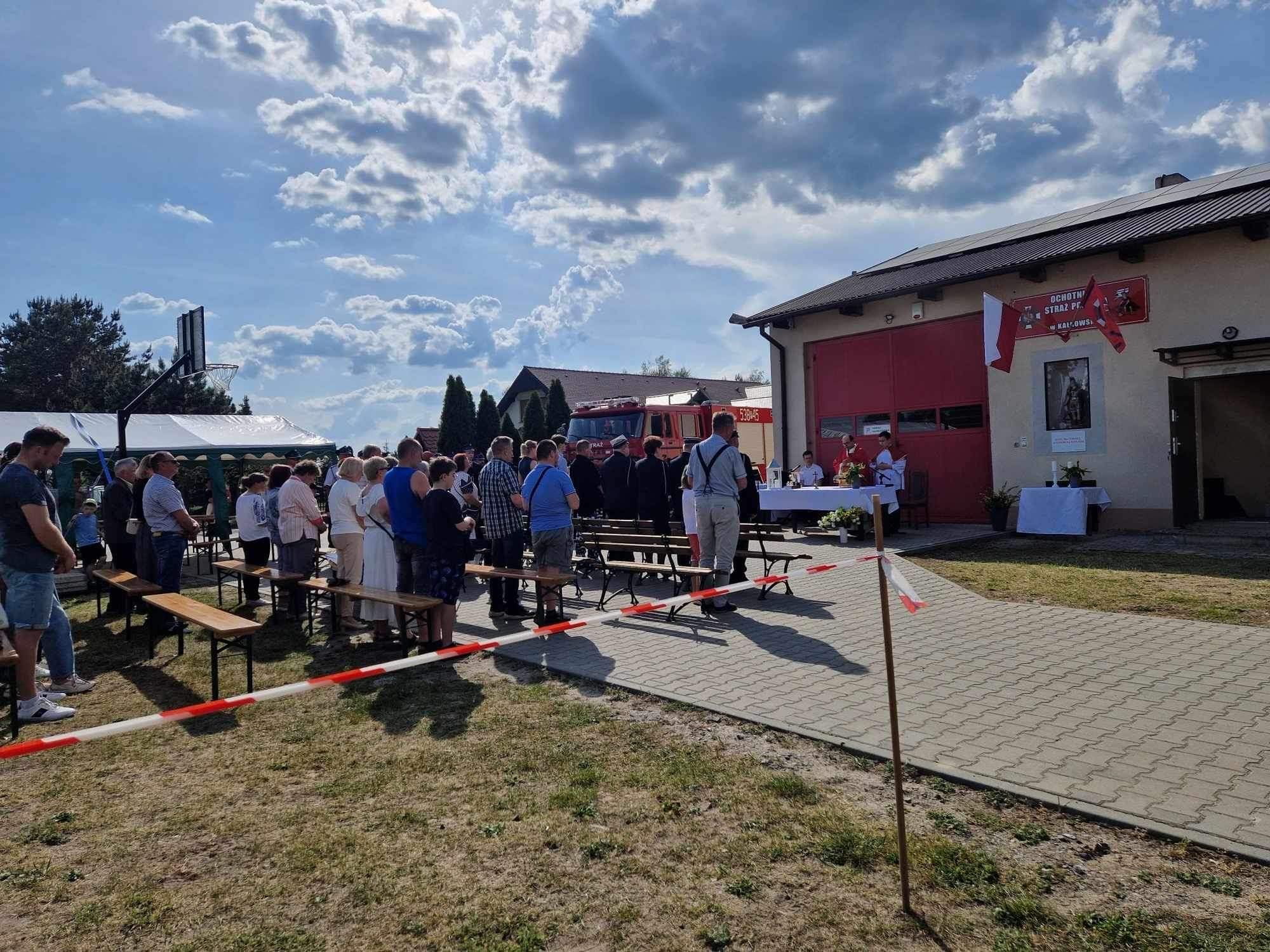 Poświęcenie figury św. Floriana i wozu bojowego w Kałkowskim