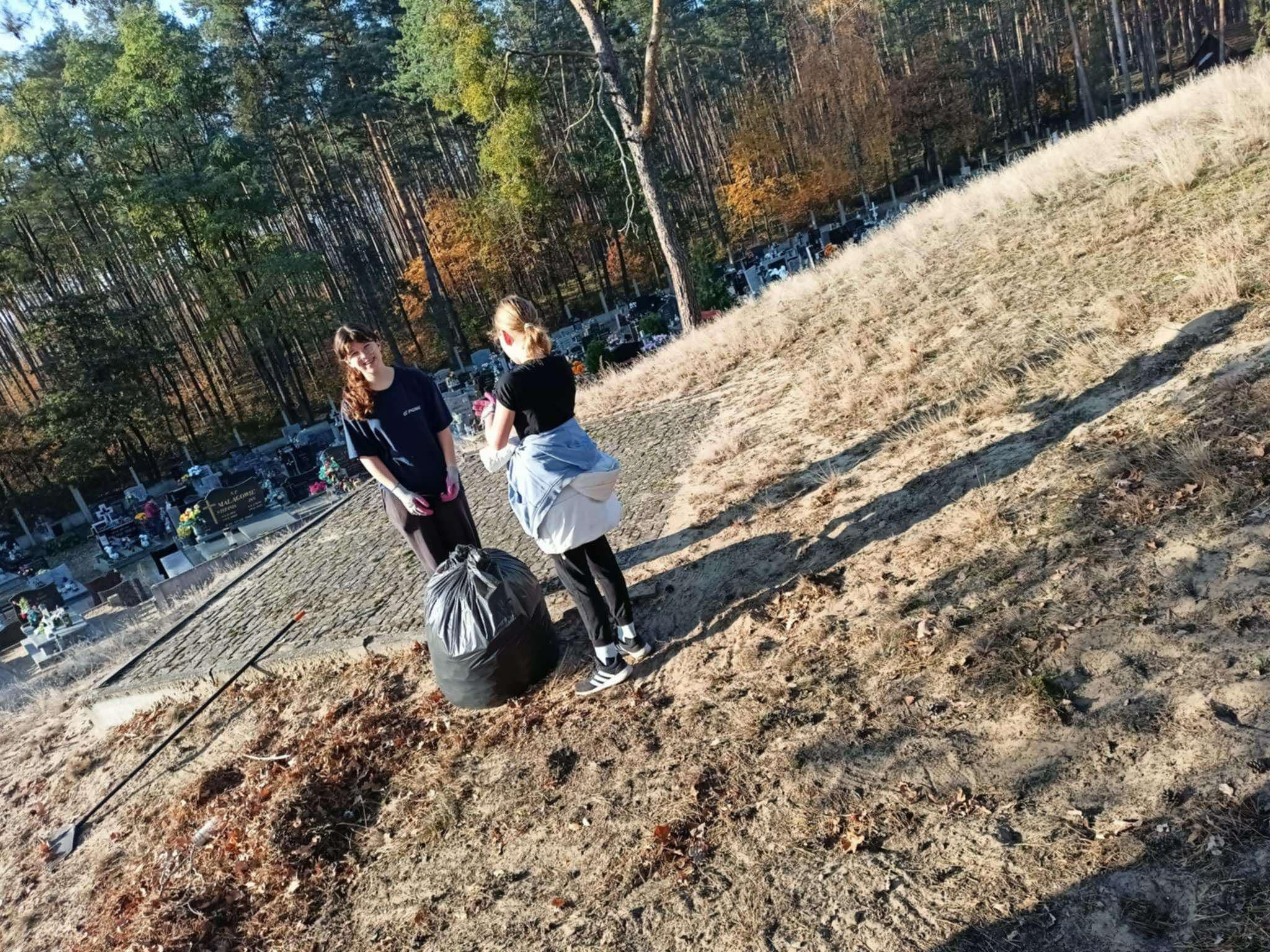 Sprzątanie Cmentarza przez dzieci i młodzież