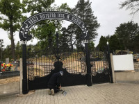 Zakończenie prac przy bramie cmentarnej